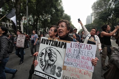 El portavoz de los padres, Felipe de la Cruz, informó que esperan que los dejen hacer el plantón indefinido porque es su derecho y explicó que seguirán allí hasta que el Gobierno federal los reciba y cumpla sus exigencias. (ARCHIVO)