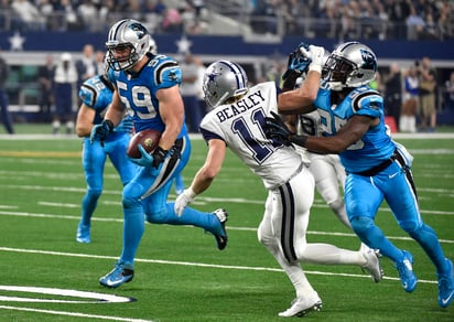 El liniero Luke Kuechly se encargó de hacer las dos primeras interceptaciones a Tony Romo. (Fotografía de AP)