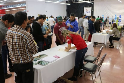 Ofrecen vacantes. Empresas de toda la región acudieron a la Feria del Empleo de Madero. (ROBERTO ITURRIAGA)