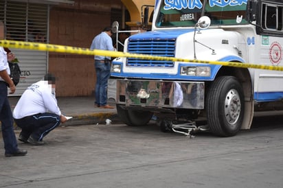 Mortal. El ciclista murió debajo del autobús de pasajeros antes que llegara el auxilio y fue enviado al Semefo.