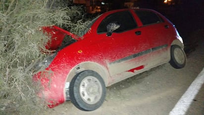 Vehículo. Presuntamente después de arrollar al joven, el conductor del vehículo se fue corriendo y dejó la unidad.