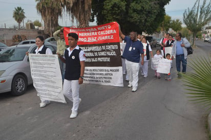 Movilización. La marcha de los enfermeros inconformes inició después de las nueve de la mañana. (EL SIGLO DE TORREÓN)