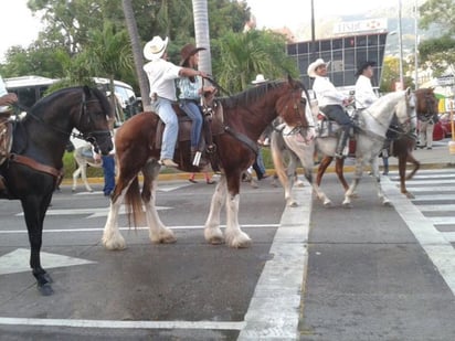 Algunos jinetes hicieron bailar a sus caballos al ritmo de música de viento y canciones de Joan Sebastian. (TWITTER)