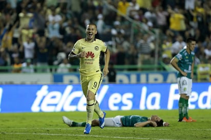 El argentino Darío Benedetto ingresó de cambio en el segundo tiempo y anotó el empate momentáneo en el Nou Camp. (NOTIMEX)