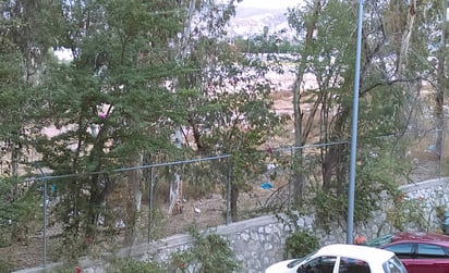 Basura. Restos de los globos que se lanzaron como parte del festival, aún se encuentran sobre el vado del río Nazas. (EL SIGLO DE TORREÓN)