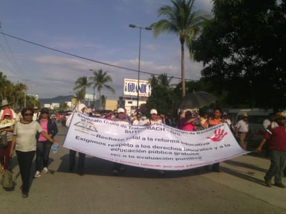 Los maestros se movilizan hacia la sede de la evaluación docente. (TWITTER)