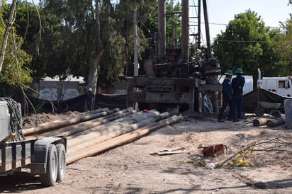 Pozo. La perforación se lleva a cabo donde antes había una reducida área verde. (EL SIGLO DE TORREÓN)