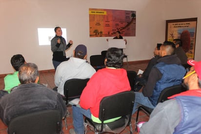 Participan. Fueron alrededor de 35 hombres los que acudieron al curso taller del IMM. 