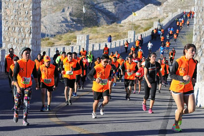 La mayoría de los corredores lució la chamarra naranja que les entregaron en el kit. (Jesús Galindo López)