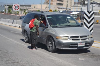 Ayuda. Los migrantes que llegan a La Laguna piden dinero en Gómez Palacio y se quedan a dormir en Torreón. (ARCHIVO)