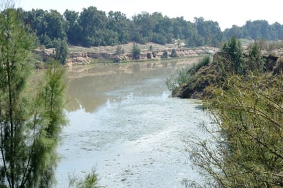 Descargas. El Sideapa señaló que un fraccionamiento de Torreón vacía aguas negras al lecho. (ARCHIVO)