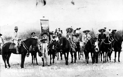 El general Calixto Contreras (al centro y a caballo) con su estado mayor, en los terrenos de la hacienda de Pedriceña, en 1914.