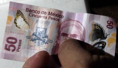 Checar. Aconsejan tocar, girar a contra luz y mirar al detalle el billete y ver si es auténtico. (ARCHIVO)