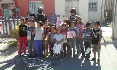 Sobre todo juguetes y bolos, fue lo que entregaron los elementos encargados de la seguridad pública de la ciudad, directamente en manos de las niñas y niños que se acercaron a su paso.