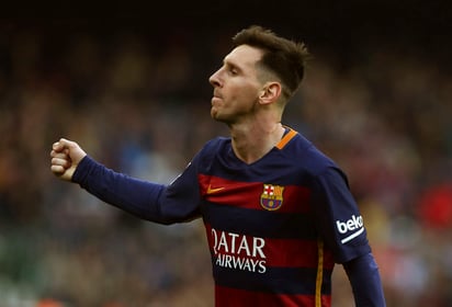 El argentino que juega en el Barcelona, Lionel Messi, fue elegido como el mejor futbolista de 2015, en una lista de 100 elementos. (ARCHIVO)