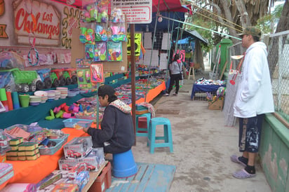 Ventas. Comerciantes que se instalaron en el tianguis navideño aseguraron que este año las ganancias han sido muy regulares. (ANGÉLICA SANDOVAL)