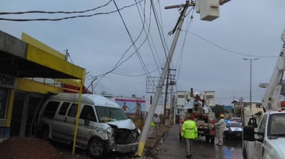 Una camioneta tipo van se impactó contra un poste de madera, otro de concreto y terminó en una finca, aunque de suerte el joven conductor no resultó lesionado. (EL SIGLO DE TORREÓN)