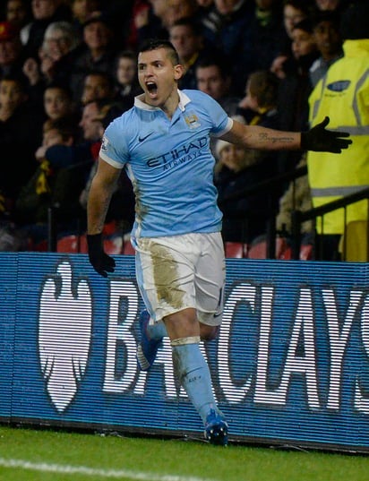 El argentino Sergio Agüero concretó la remontada a pase del francés Bacary Sagna. (EFE)