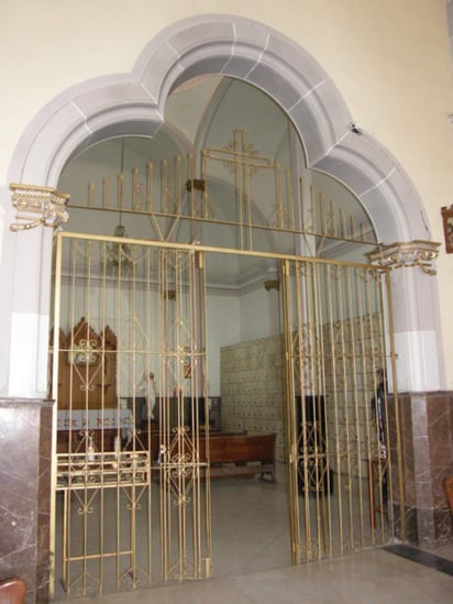 Esta fotografía es la entrada a la capilla del Santo Niño del Tongo en el templo del Sagrado Corazón de Jesús de Ciudad Lerdo, Dgo. 
