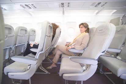 El sitio www.seatguru.com muestra cuáles son los asientos con más espacio para estirar las piernas y aquellos donde menos se sienten las turbulencias.
