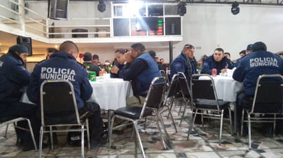 Además de la comida que se les ofreció, se les entregó un reloj personalizado en reconocimiento a la labor que desempeñan. (EL SIGLO DE TORREÓN)
