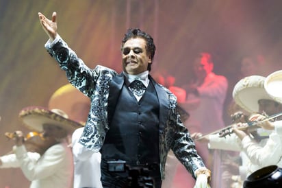 El cantautor mexicano Juan Gabriel, quien logró fama con temas como Se me olvidó otra vez, Con tu amor, La farsante y Amor eterno, además de recibir diversos reconocimientos por su exitosa carrera, festeja este jueves 66 años de edad con la promoción de su disco Los dúo 2. (ARCHIVO)