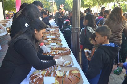 Repartición. Niños, jóvenes y adultos recibieron un trozo de rosca con motivo del Día de Reyes. (EL SIGLO DE TORREÓN)