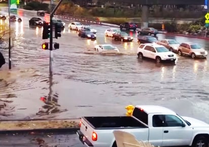 El auto quedó cubierto por el agua casi en su totalidad. (YOUTUBE)