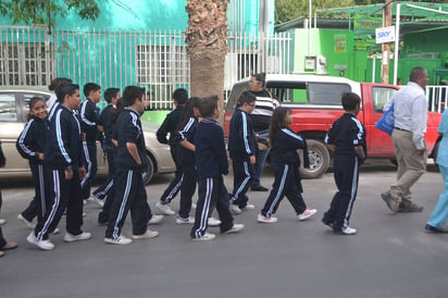 Cuidados. Se recomienda a los padres de familia que abriguen bien a sus hijos para evitar enfermedades de tipo respiratorio. (EL SIGLO DE TORREÓN)