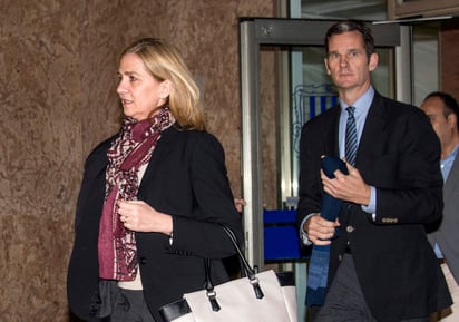 Defraudación. La infanta Cristina y su esposo, Iñaki Urdangarín (d), a su salida de la sala del juicio del caso Nóos