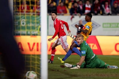 Pizzi anota el gol del triunfo para el Benfica, ante Estoril. Benfica remonta y se acerca al líder 