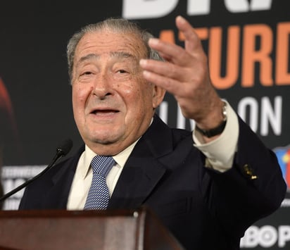 El promotor de boxeo Bob Arum habló ayer en una rueda de prensa antes del Campeonato Mundial de peso welter en el Beverly Hills. (EFE)