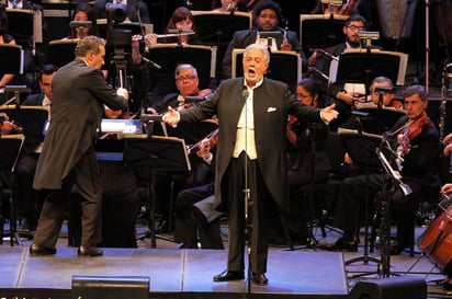 El talento y la voz son regalos que merecen ser compartidos, así lo piensa el tenor español Plácido Domingo, quien desde hace más de 50 años se ha dedicado a deleitar al público con el dramatismo y la característica belleza de su voz. (ARCHIVO)