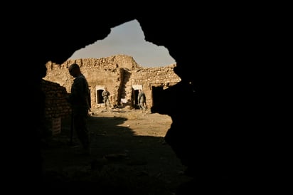 Destrucción. En la imagen se observa a unos soldados realizando una exploración sobre la templo cristiano destruido.