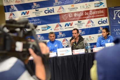 Alfredo Alemán (centro) durante la presentación de la carrera. (Jorge Téllez)