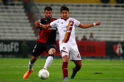 Francisco León (der) del Atlas y Armando Gonzalez (izq) del Coras durante el juego de la jornada 1 del Torneo Clausura 2016 de la Copa MX.