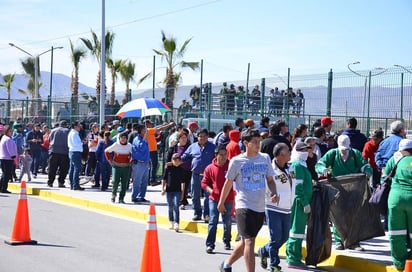 El intenso y agradable sol del domingo, favoreció que desde antes de las 10:30 horas, las canchas de futbol estuvieran llenas, lo mismo el arenero que las áreas juegos infantiles. (EL SIGLO DE TORREÓN)