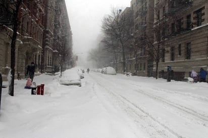 Impacto.  Nueva York amaneció cubierta de nieve debido a la tormenta invernal que ha dejado más de una decena de muertos. (EFE)