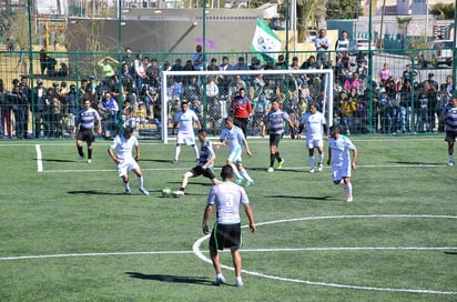 Amistoso. Los equipos de futbol de la DSPM y la Sedena se enfrentaron en un partido de futbol. (Fernando Compeán)