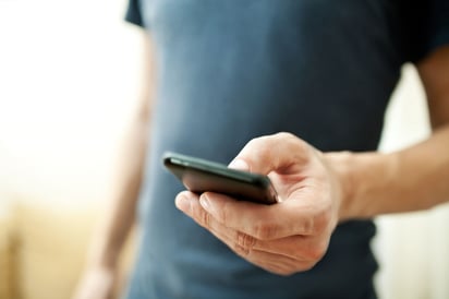 Los resultados revelan que la calidad del semen se redujo a niveles que podían causar infertilidad entre los hombres que suelen llevar sus celulares a medio metro o a menos distancia de la ingle. (ARCHIVO)