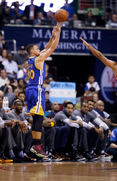 Stephen Curry brilló intensamente en la victoria de Golden State sobre Washington. El Jugador Más Valioso logró 11 triples. (AP)