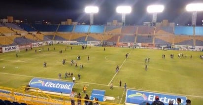 Se registraron hechos de violencia el sábado pasado en el estacionamiento del estadio Alfonso Lastras. (TWITTER)