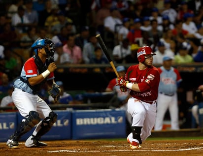 Jesús Quiroz (d) de Venados de Mazatlán en acción, durante el partido contra Ciego de Ávila, Cuba. (EFE)