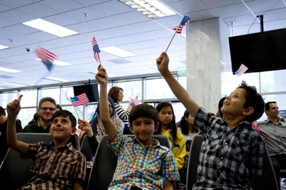 Muchas familias mexicanas residentes en Estados Unidos desconocen que deben inscribir a sus hijos ante alguno de los 50 consulados mexicanos. (ARCHIVO)