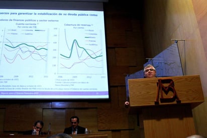 Tendencia. El gobernador del Banxico reconoció que el escenario externo es complicado para la economía. (ARCHIVO)