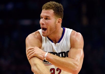 Blake Griffin está inactivo porque resultó con una fractura en su puño derecho por golpear a un integrante del equipo. (ARCHIVO)