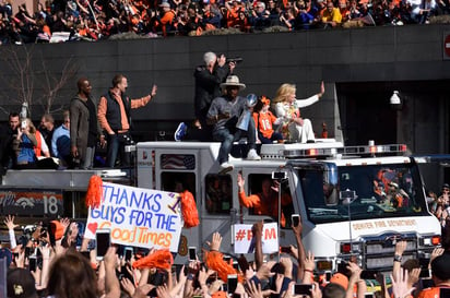 Peyton Manning saluda a los aficionados, mientras que Von Miller sostiene el trofeo Vince Lombardi. (EFE)

