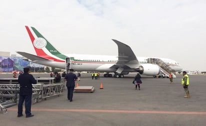 En el primer vuelo de la aeronave el Ejecutivo federal viaja acompañado de estudiantes destacados de primaria y secundaria. (EL UNIVERSAL)