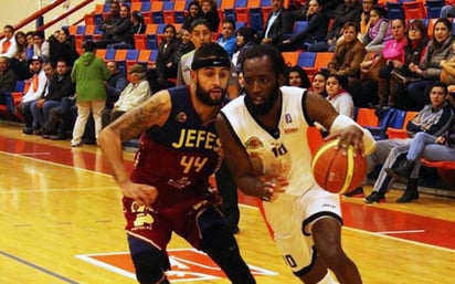 Javier Mojica (izquierda) y todos los jugadores de Jefes Fuerza Lagunera deberán estar atentos del accionar ofensivo de Brandon Rashad Davis (derecha), quien es el líder anotador de la temporada en la LNBP. (CORTESÍA)