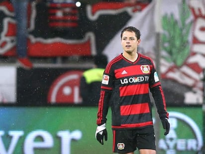 Javier ‘Chicharito’ Hernández se desgarró un músculo del glúteo izquierdo en la derrota 1-3 ante el Werder Bremen. (ARCHIVO)